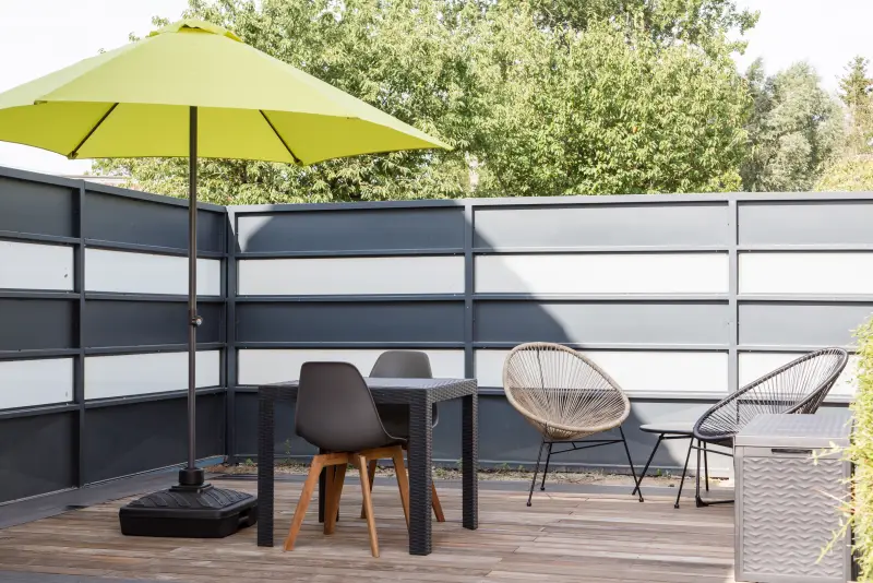 Maison La Vesée, l'appartement Alpinia, la grande terrasse extérieure, autre angle