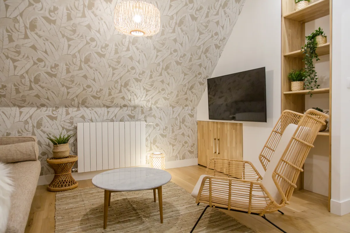 Maison La Vesée, l'appartement Alpinia, le salon en ambiance nocturne avec éclairages