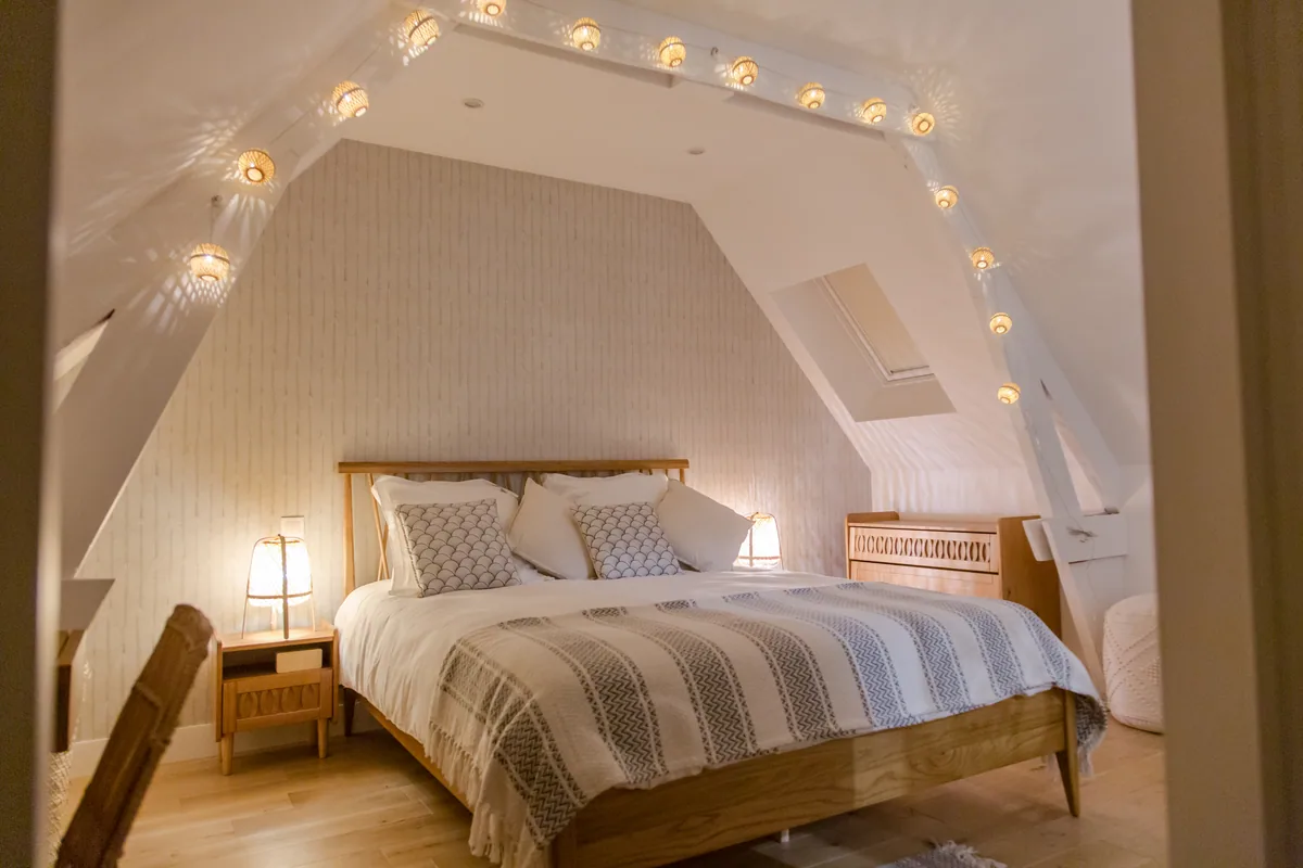 Maison La Vesée, l'appartement Alpinia, la chambre en ambiance nocturne avec guirlande lumineuse