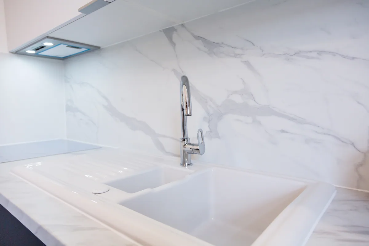 Maison La Vesée, l'appartement Alpinia, la cuisine, détail sur l'évier et la crédence en marbre