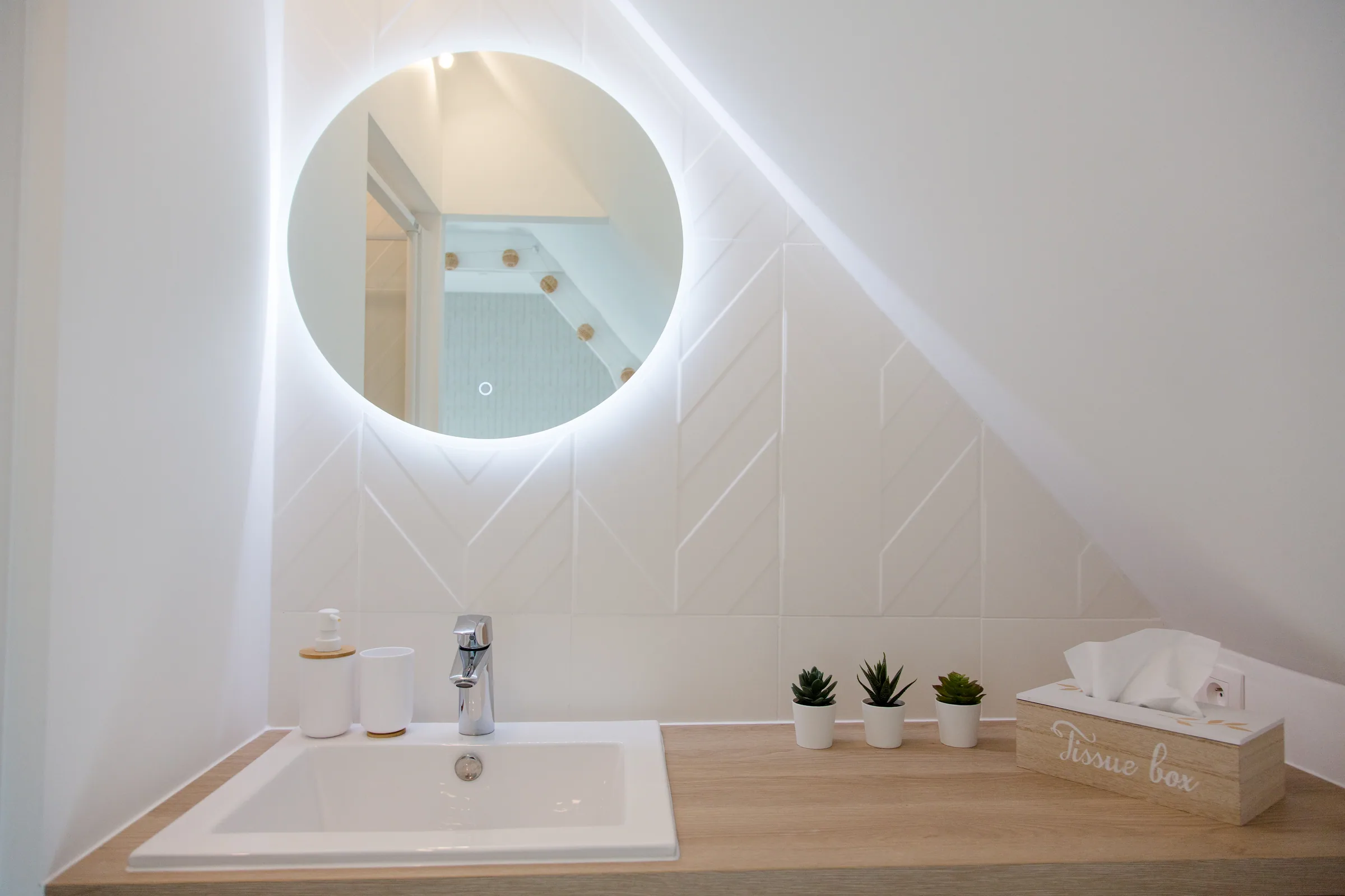 Maison La Vesée, l'appartement Alpinia, la salle de bain, vue sur le plan vasque et le miroir éclairé