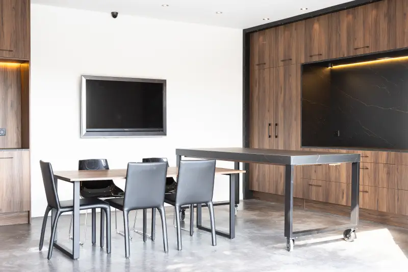 Maison La Vesée, l'Annexe, la cuisine créative, vue générale de la cuisine depuis la terrasse extérieure