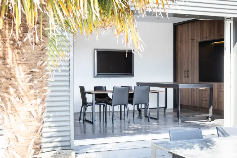Maison La Vesée, l'Annexe, la cuisine créative vue depuis la terrasse extérieure, un palmier au premier plan