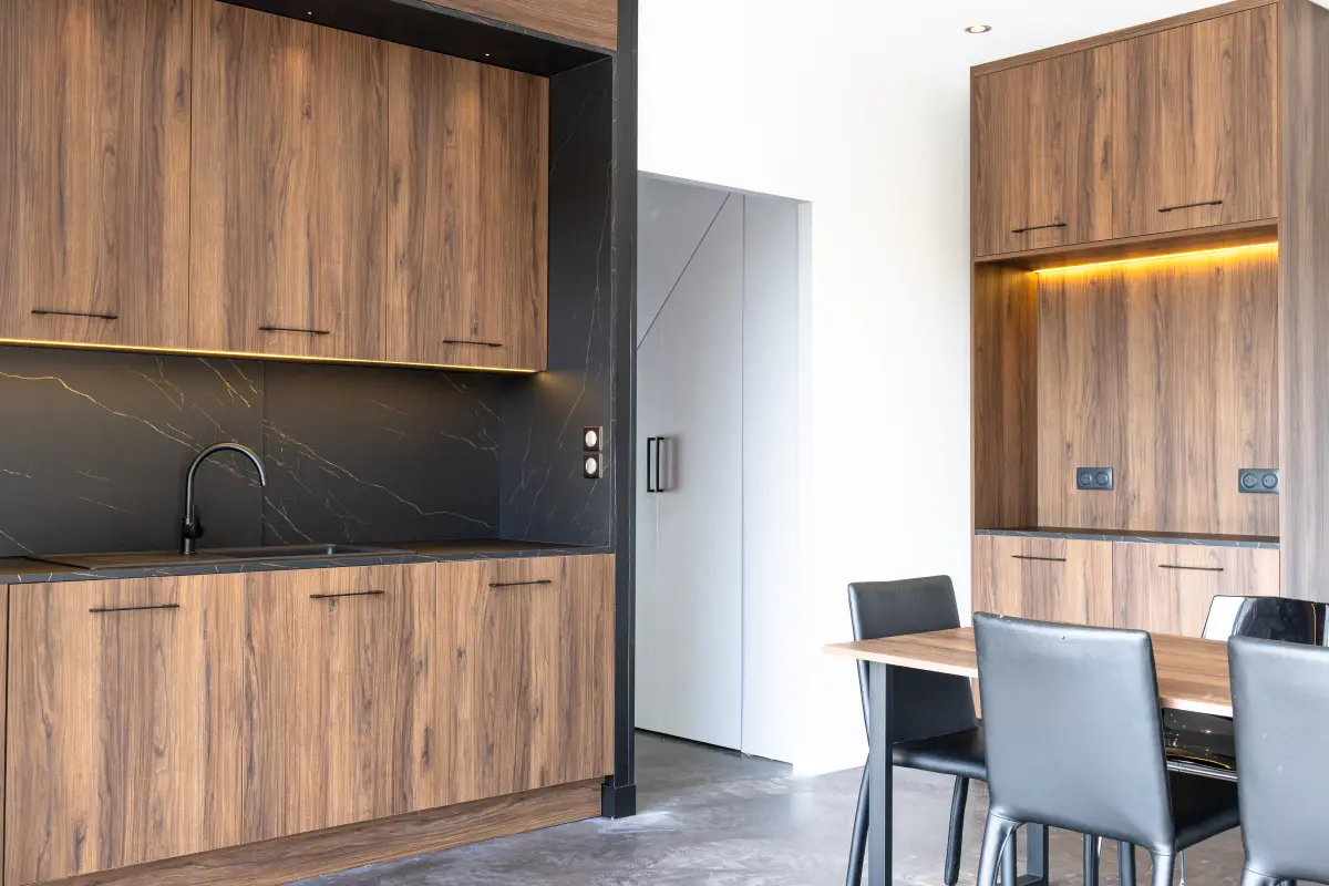 Maison La Vesée, l'Annexe, la cuisine créative, vue sur le coin évier et le meuble petit déjeuner, façade en noyer et plan de travail en marbre noir