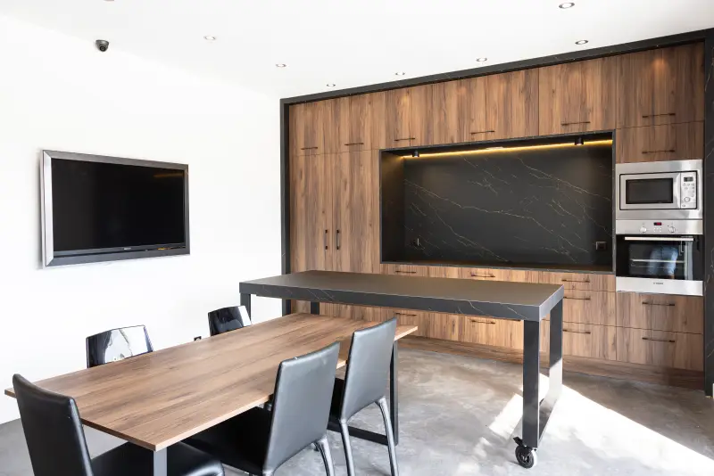 Maison La Vesée, l'Annexe, la cuisine créative, vue générale de l'espace cuisine, façade en noyer et plan de travail en marbre noir