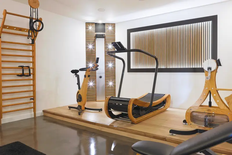 Maison La Vesée, l'Annexe, la salle de sports, vue d'ensemble des équipements en bois WaterRower et NOHrD