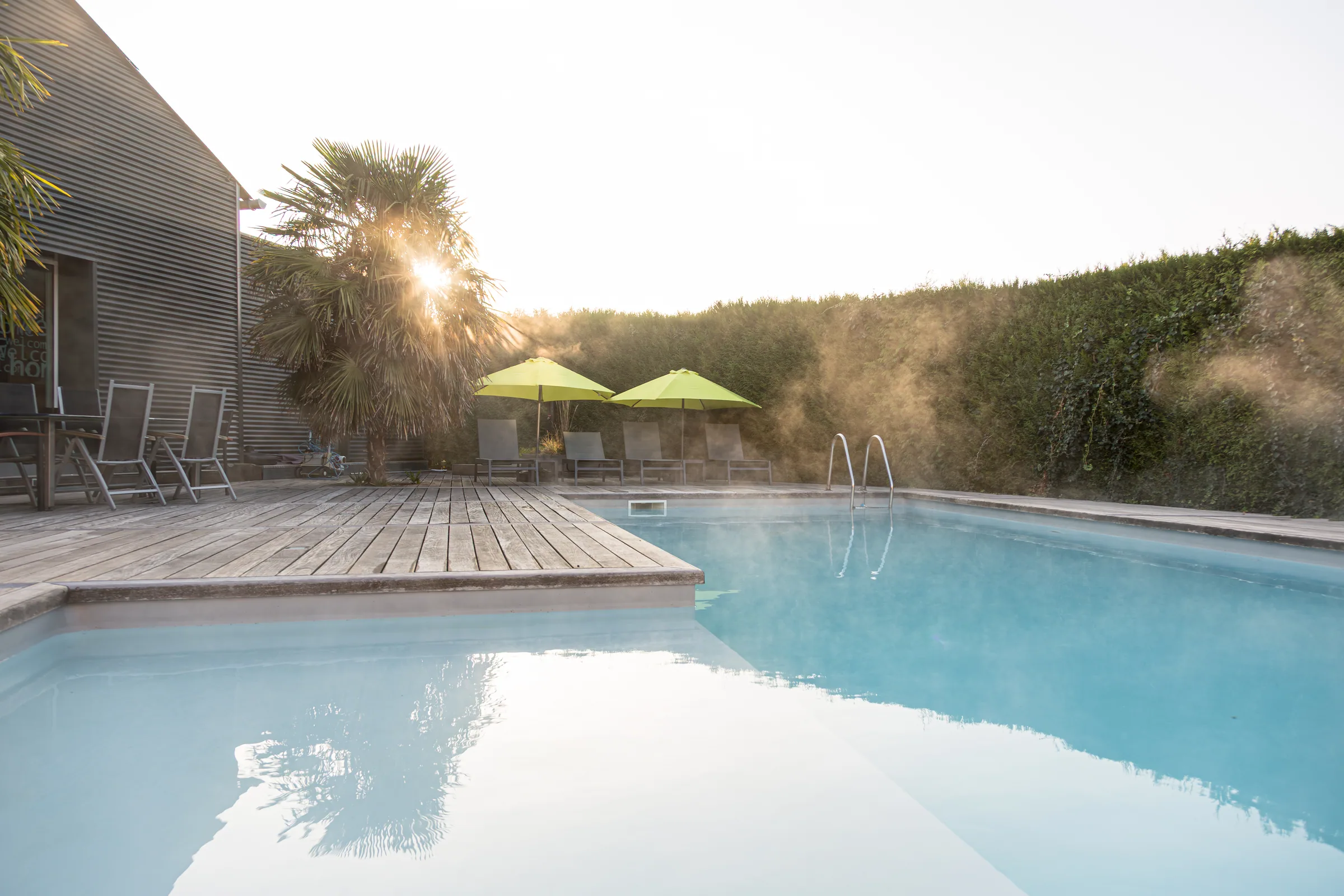 La piscine de Maison La Vesée au lever du soleil, vapeur sur le bassin chauffé