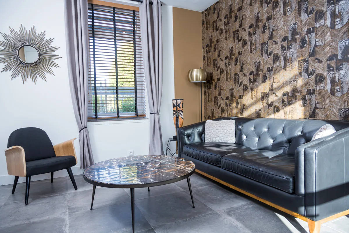 Maison La Vesée, l'appartement Heliconia, vue générale du salon en journée ensoleillée, autre angle