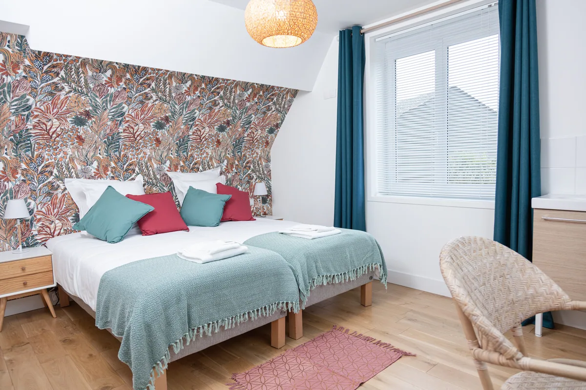 Maison La Vesée, l'appartement Heliconia, la chambre avec deux lits simples, vue d'ensemble côté gauche
