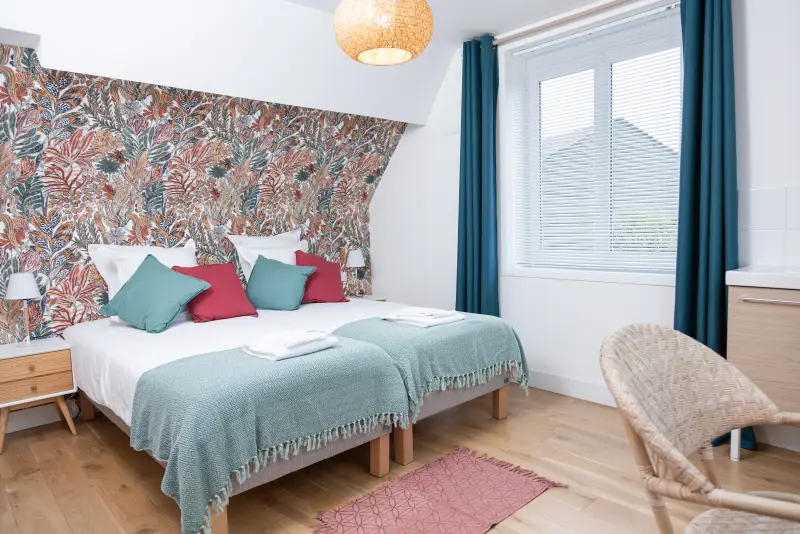 Maison La Vesée, l'appartement Heliconia, la chambre avec deux lits simples, vue d'ensemble côté gauche