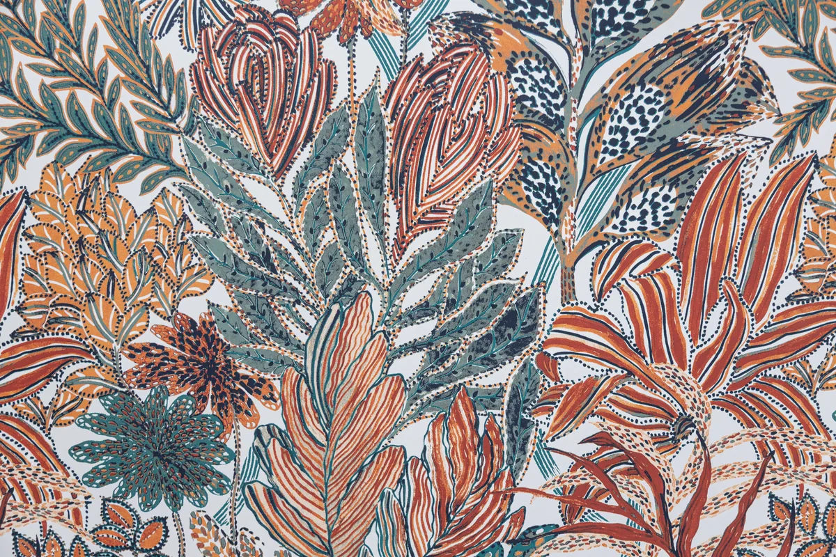 Maison La Vesée, l'appartement Heliconia, la chambre avec deux lits simples, détail gros plan sur tapisserie à motif fleurs
