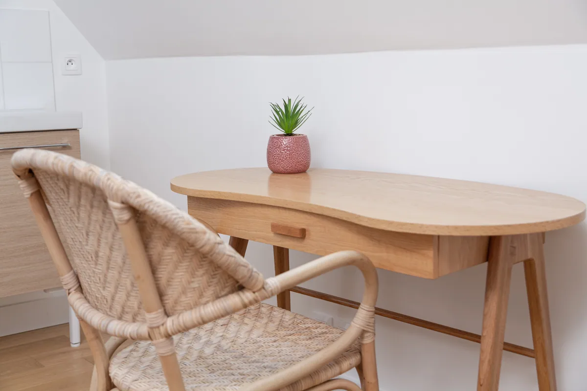 Maison La Vesée, l'appartement Heliconia, la chambre avec deux lits simples, vue rapprochée sur le bureau et la chaise en osier