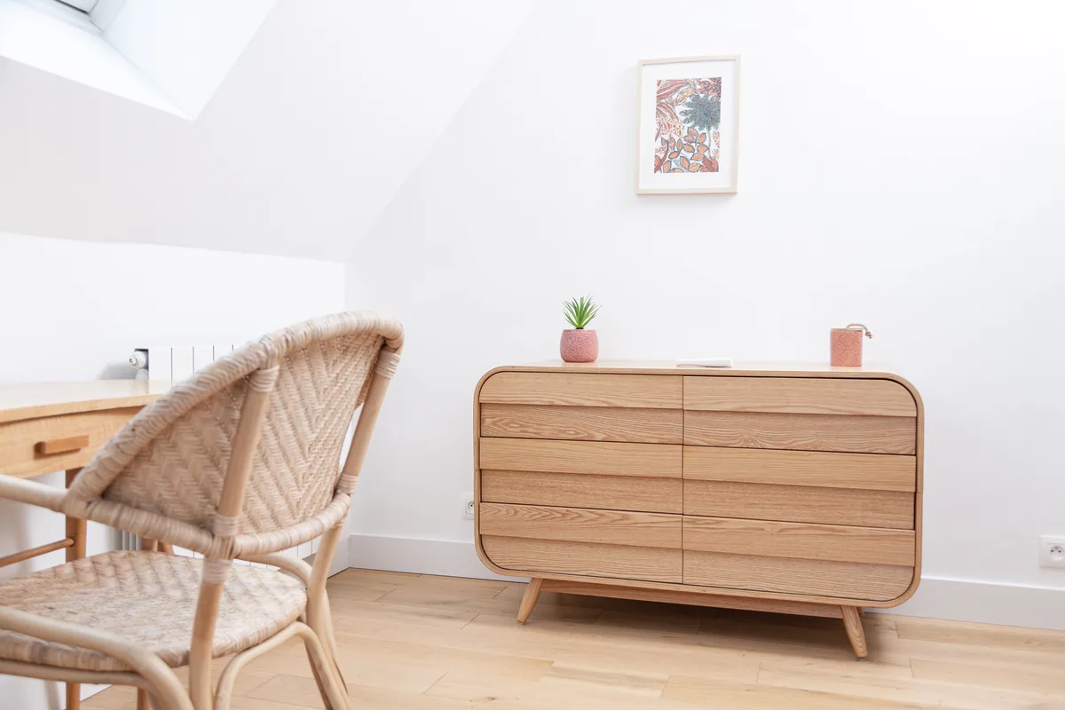 Maison La Vesée, l'appartement Heliconia, la chambre avec deux lits simples, vue sur la commode avec la chaise de bureau en osier au premier plan