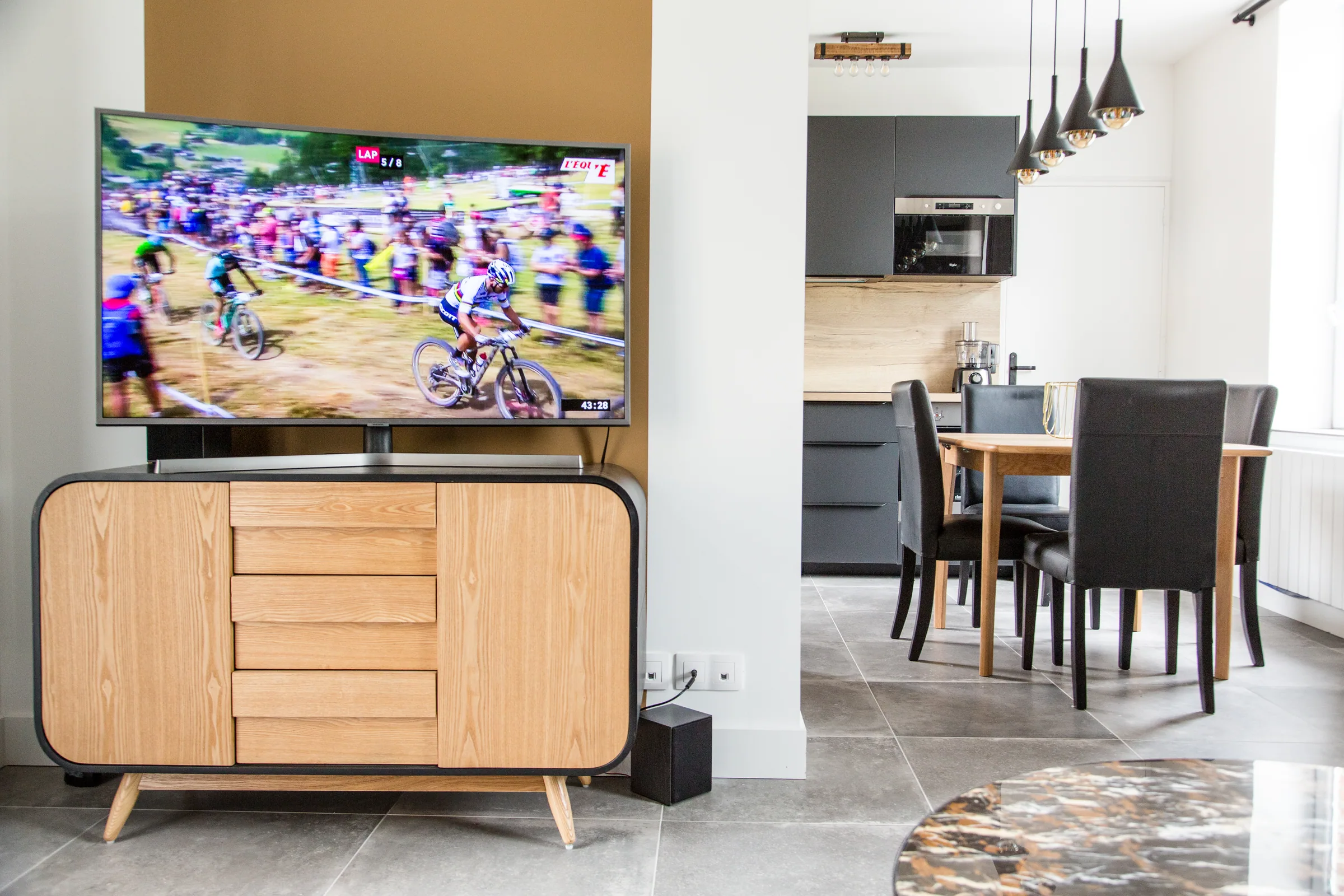 Maison La Vesée, l'appartement Heliconia, le salon, meuble TV en chêne avec écran plat