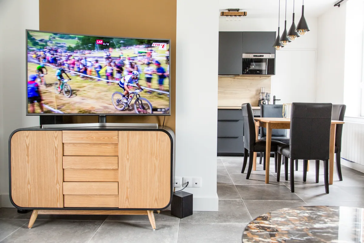 Maison La Vesée, l'appartement Heliconia, le salon, meuble TV en chêne avec écran plat