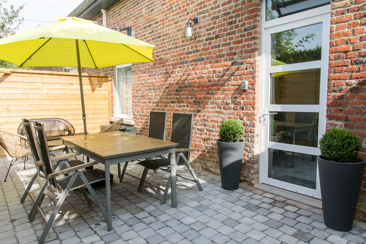 Maison La Vesée, l'appartement Heliconia, la terrasse extérieure avec la table et les fauteuils