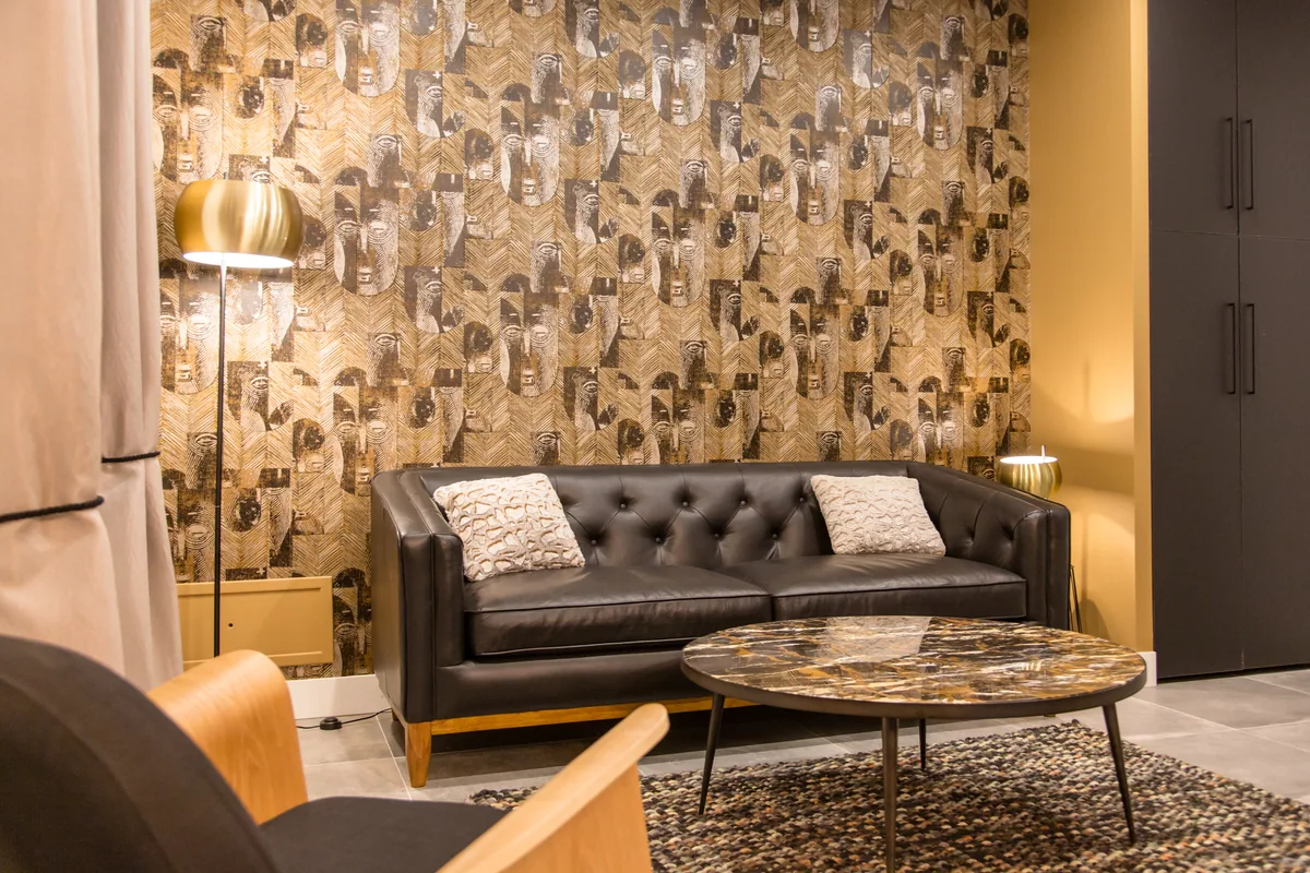 Maison La Vesée, l'appartement Heliconia, le salon en ambiance nocturne, plan large avec éclairages allumés