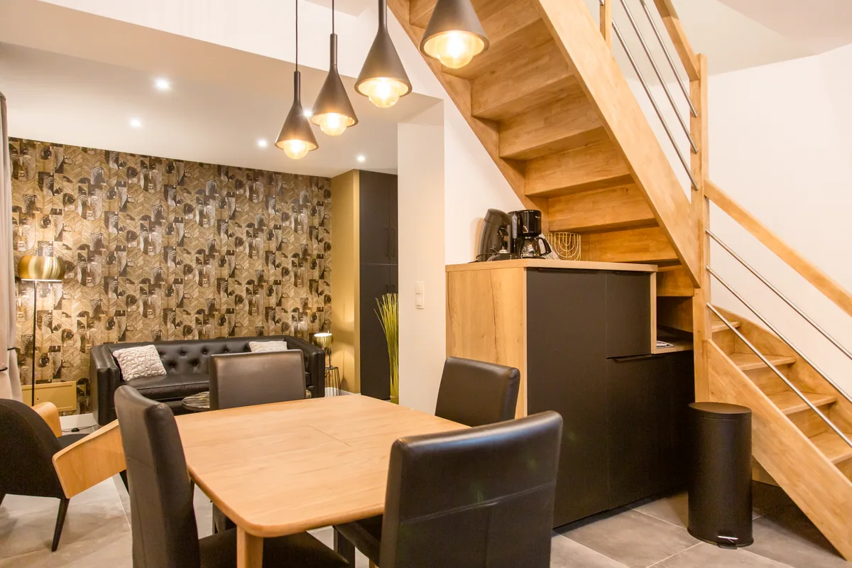 Maison La Vesée, l'appartement Heliconia, la cuisine et le salon en ambiance nocturne avec éclairages allumés