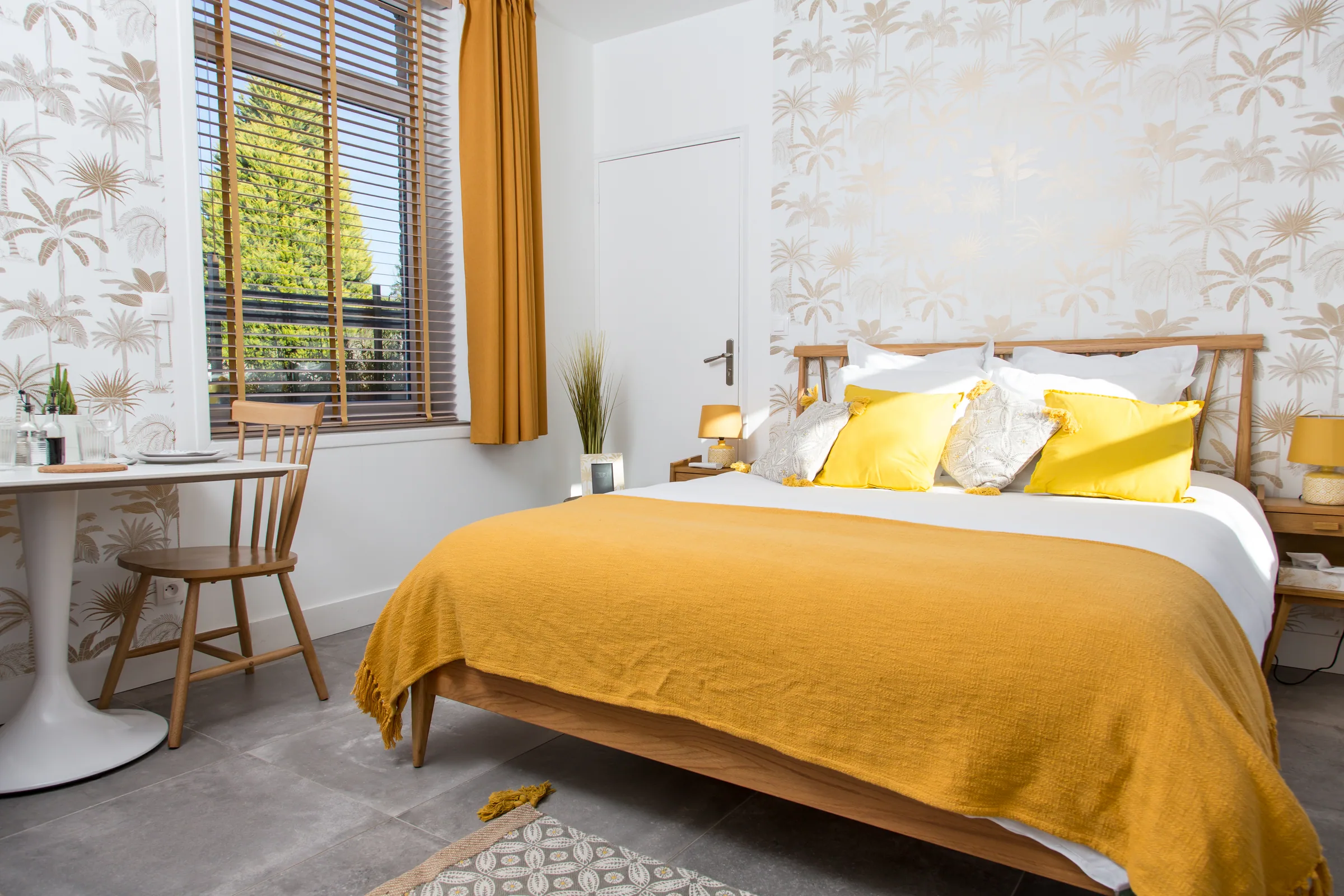 Maison La Vesée, l'appartement Nymphéa, studio 2 personnes, le lit dans la pièce principale