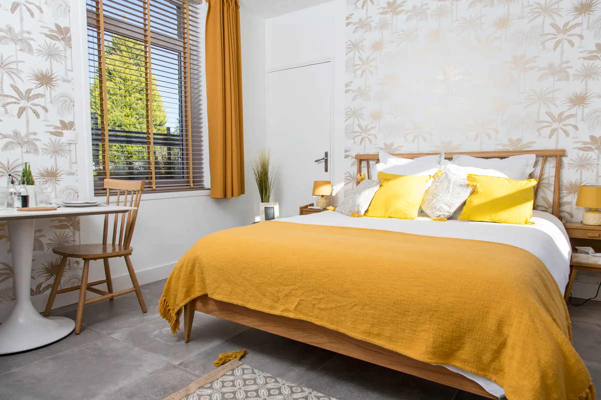 Maison La Vesée, l'appartement Nymphéa, studio 2 personnes, le lit dans la pièce principale
