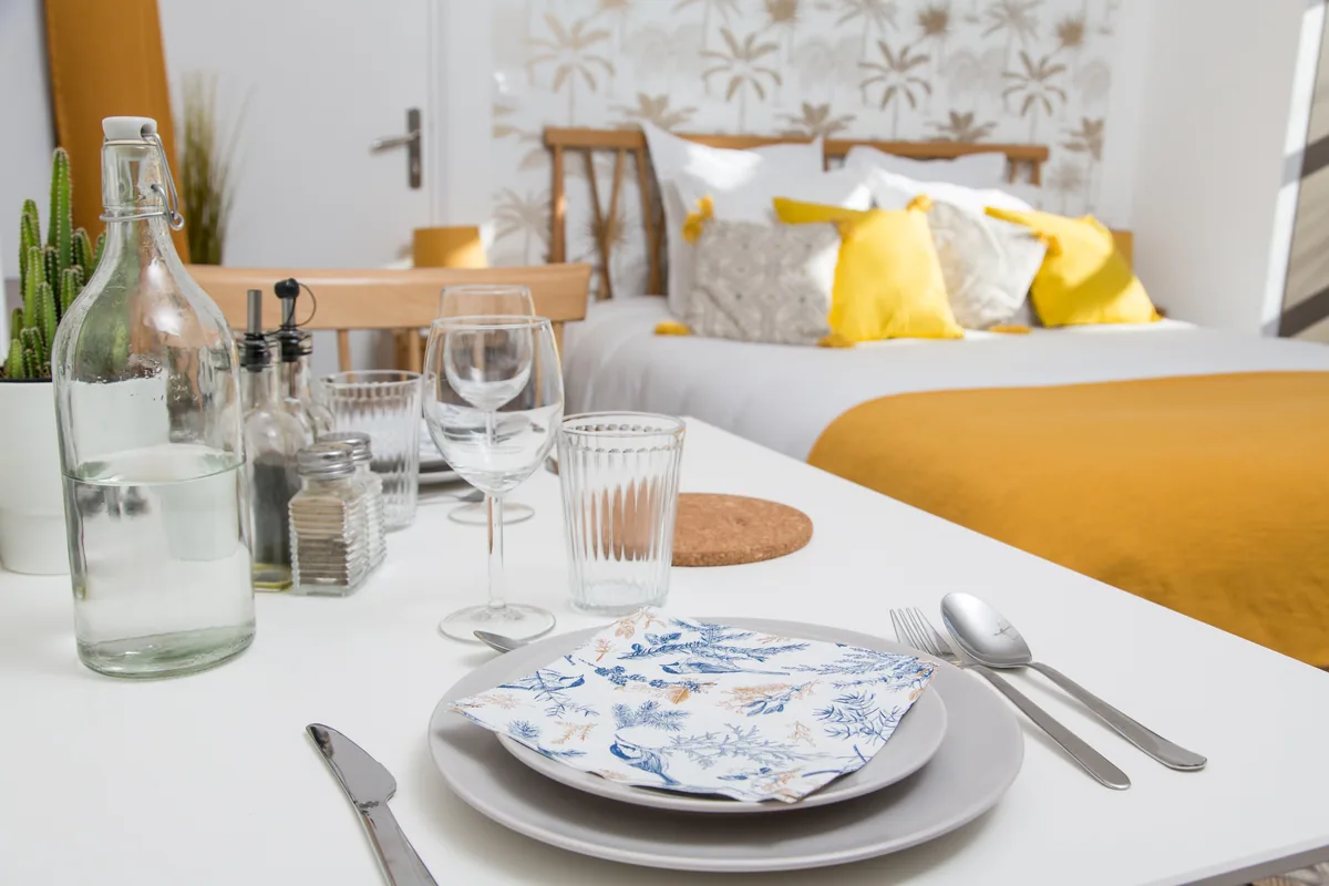 Maison La Vesée, l'appartement Nymphéa, détails sur la table dressée et la vaisselle