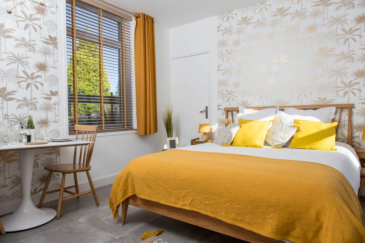 Maison La Vesée, l'appartement Nymphéa, le lit dans la pièce principale, autre angle