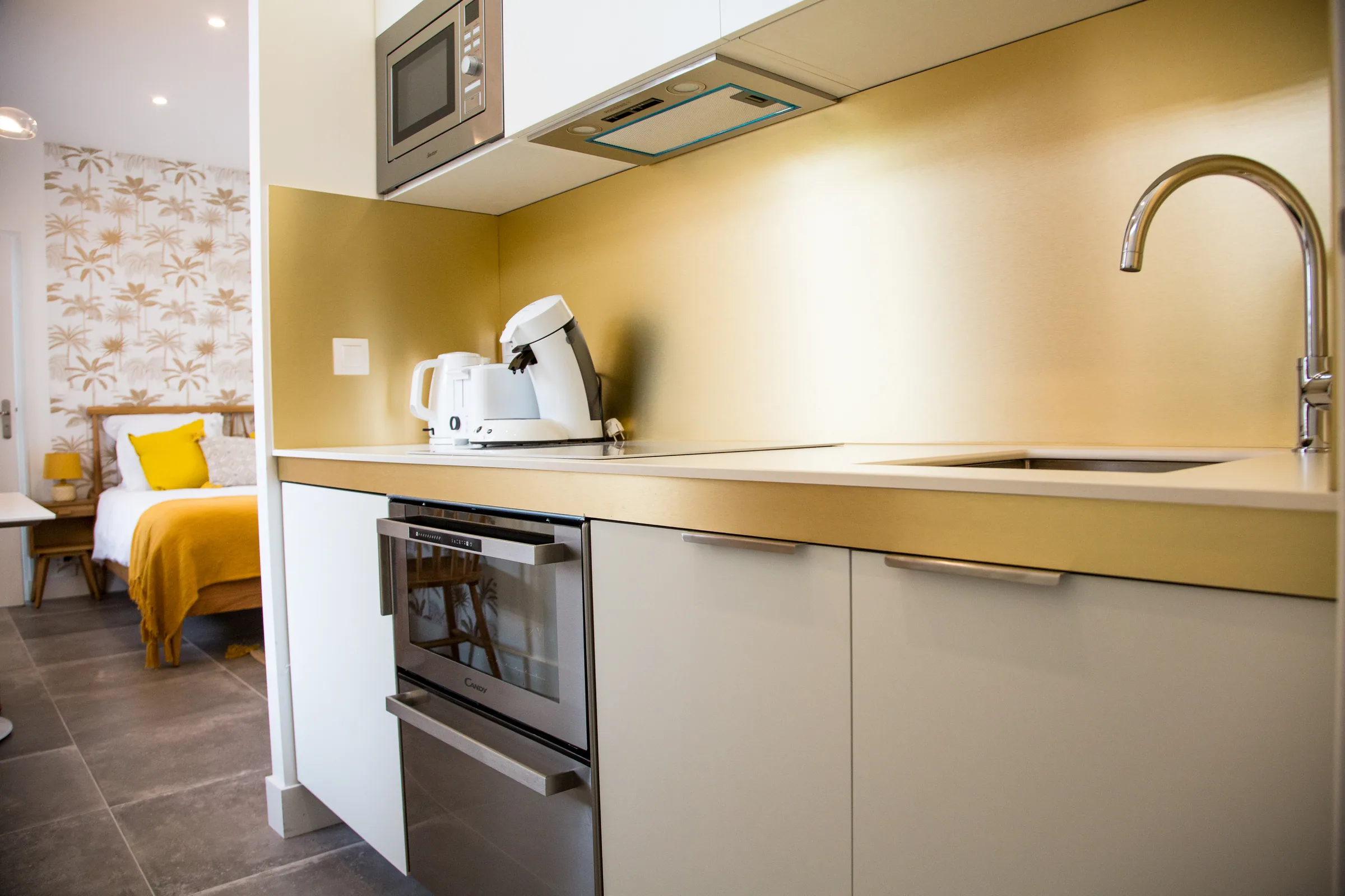 Maison La Vesée, l'appartement Nymphéa, la cuisine avec le petit électroménager pour petit-déjeuner