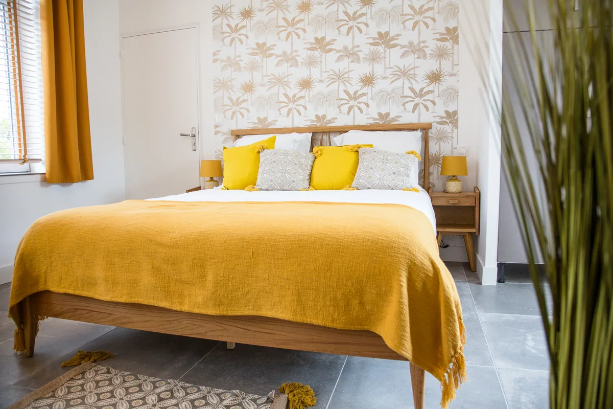 Maison La Vesée, l'appartement Nymphéa, le lit dans la pièce principale, vue ensemble
