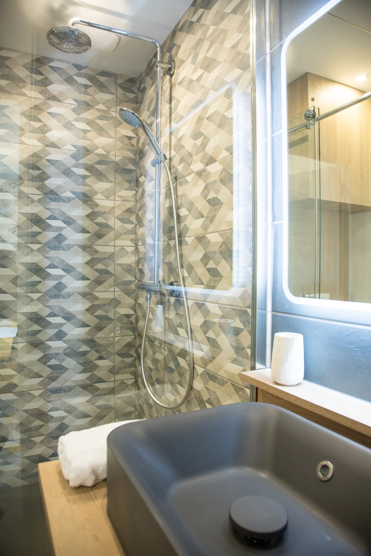 Maison La Vesée, l'appartement Nymphéa, la salle de douche, vue sur la vasque avec la douche en arrière-plan