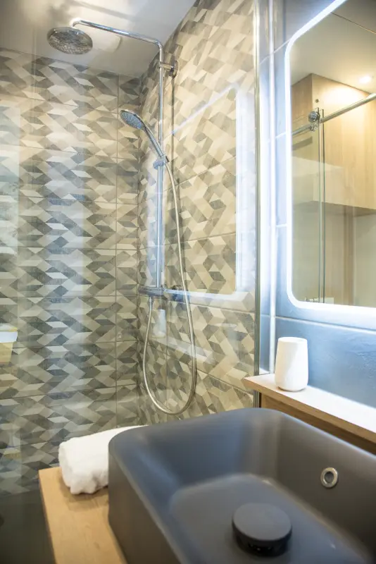Maison La Vesée, l'appartement Nymphéa, la salle de douche, vue sur la vasque avec la douche en arrière-plan