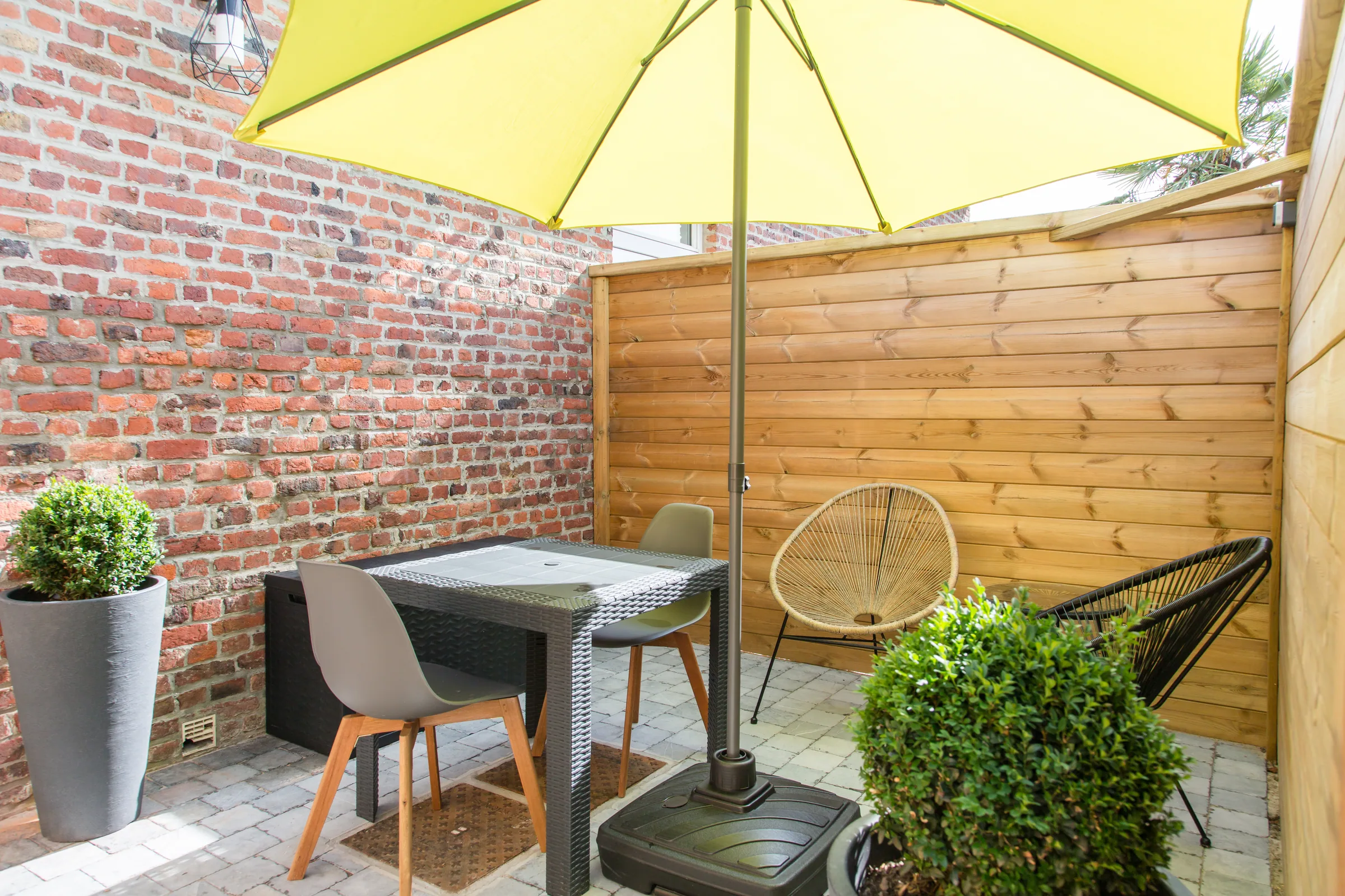 Maison La Vesée, l'appartement Nymphéa, la terrasse extérieure avec la table et les fauteuils