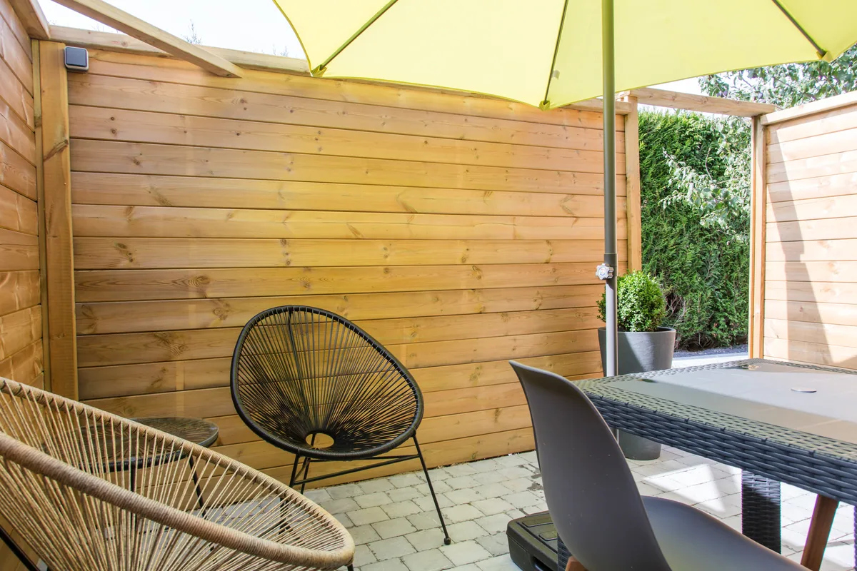 Maison La Vesée, l'appartement Nymphéa, la terrasse extérieure, autre angle de la table et des fauteuils