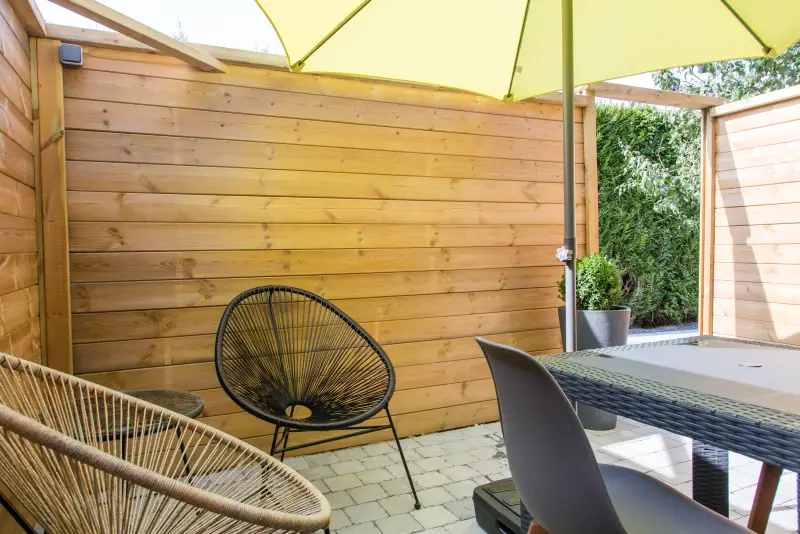 Maison La Vesée, l'appartement Nymphéa, la terrasse extérieure, autre angle de la table et des fauteuils