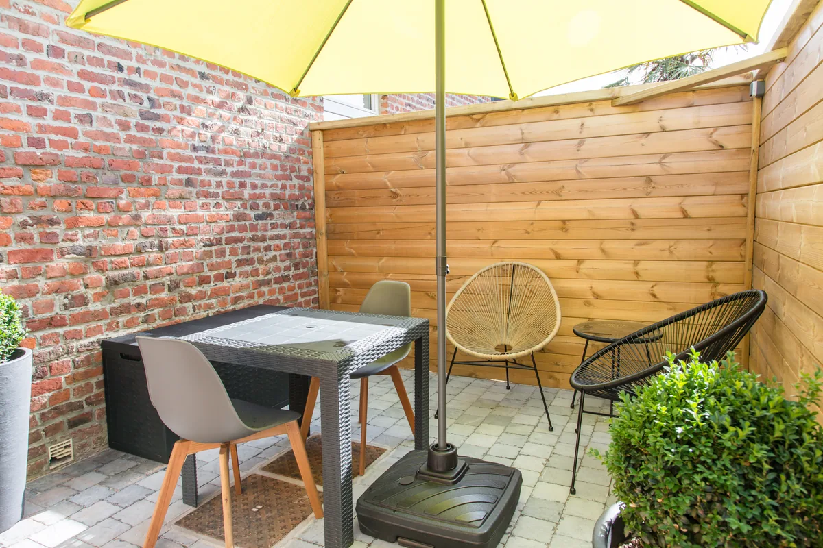 Maison La Vesée, l'appartement Nymphéa, la terrasse extérieure, vue plus large