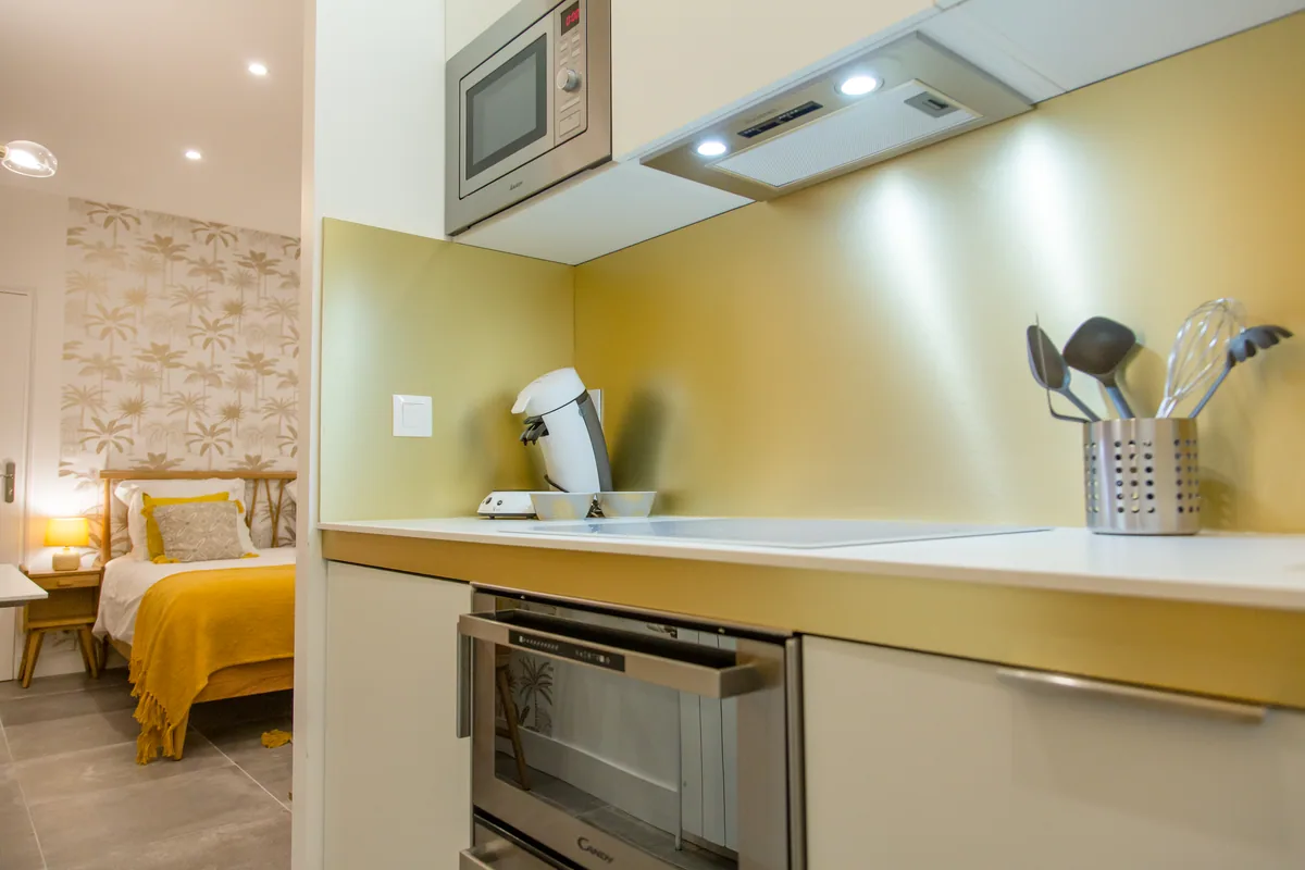 Maison La Vesée, l'appartement Nymphéa, la cuisine en ambiance soir avec éclairages