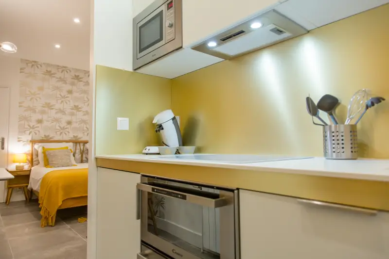 Maison La Vesée, l'appartement Nymphéa, la cuisine en ambiance soir avec éclairages
