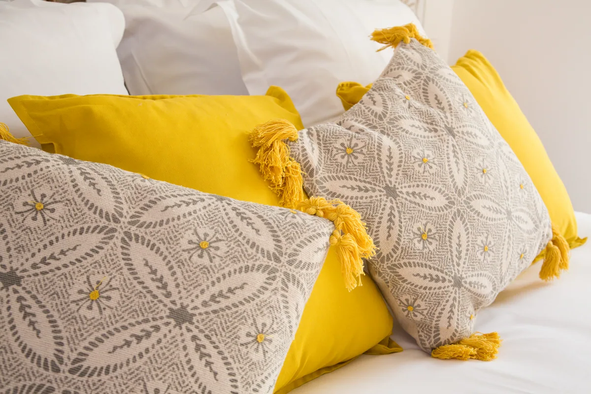 Maison La Vesée, l'appartement Nymphéa, détail sur les coussins du lit