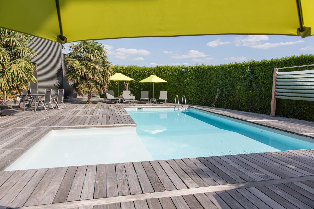 La piscine de Maison La Vesée, vue sur le bassin ensoleillé