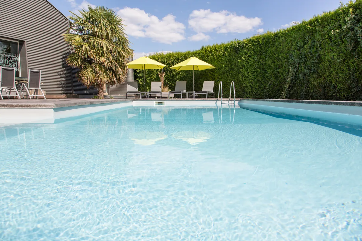 La piscine de Maison La Vesée, vue sur le bassin ensoleillé