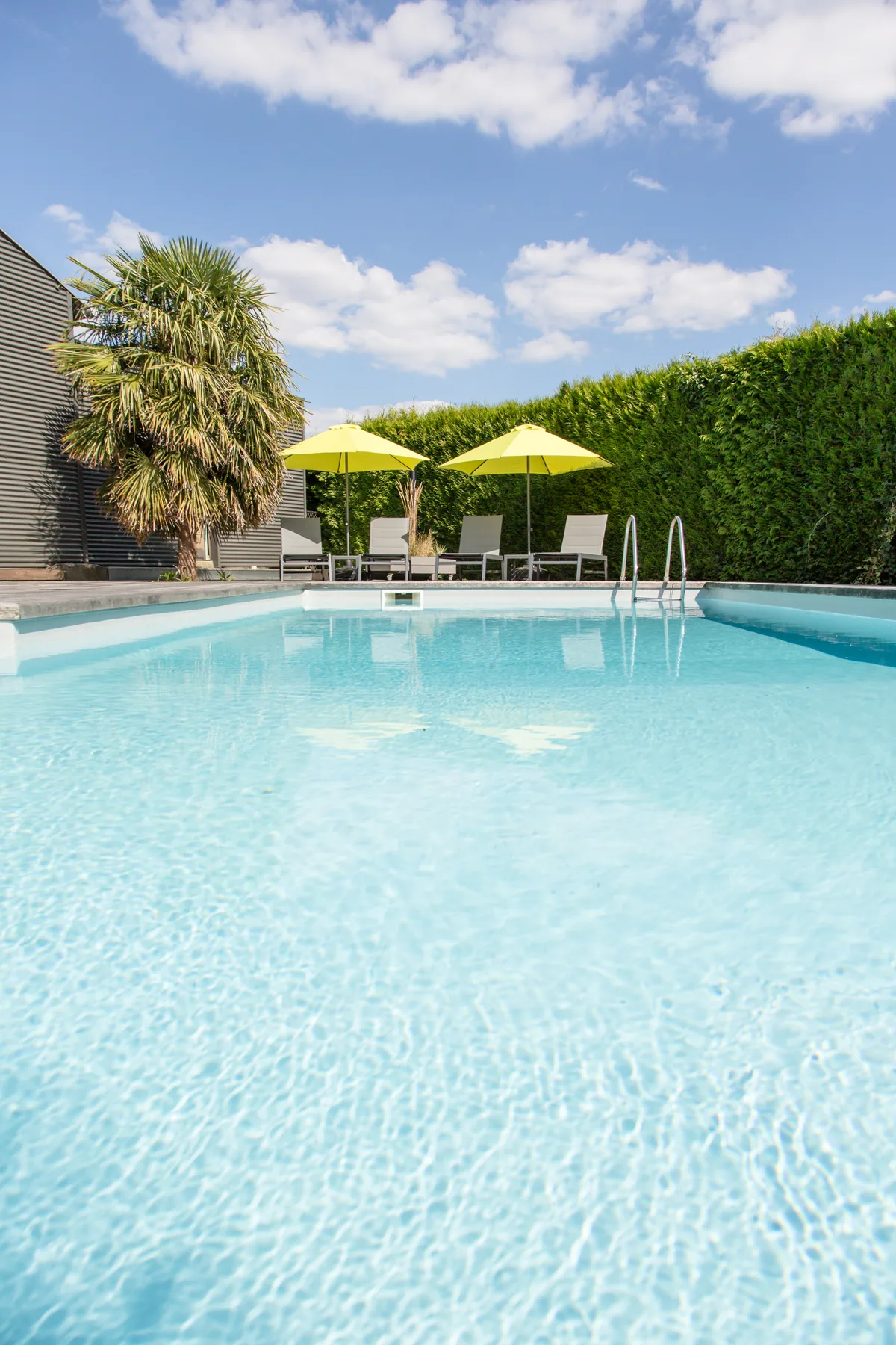 La piscine de Maison La Vesée, vue sur le bassin ensoleillé