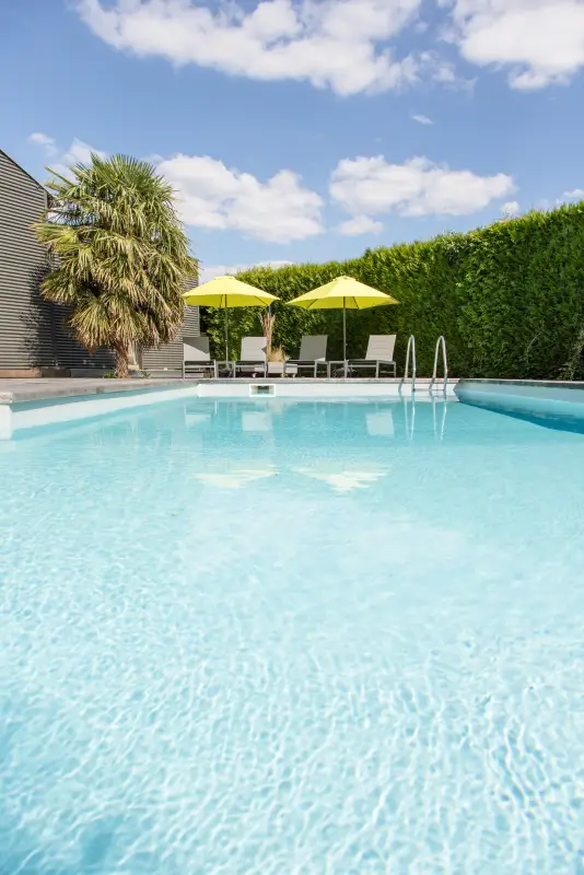 La piscine de Maison La Vesée, vue sur le bassin ensoleillé