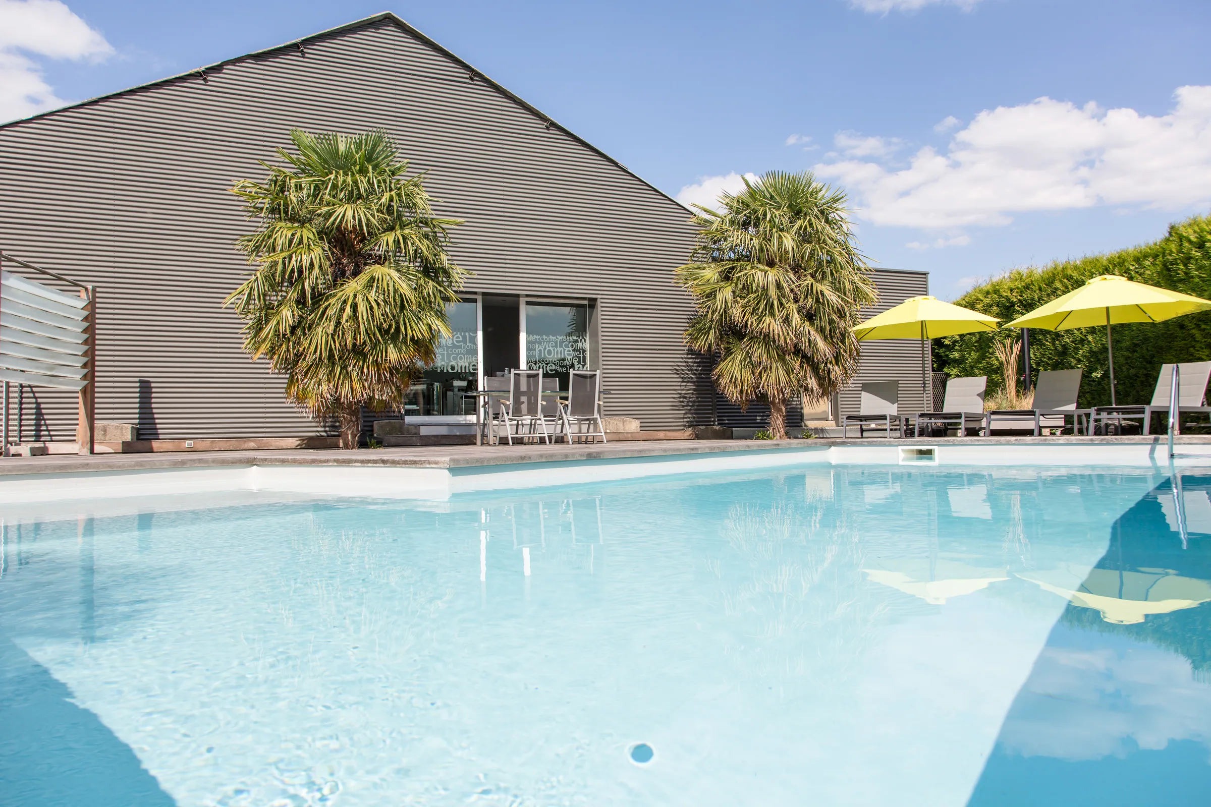 La piscine de Maison La Vesée, vue sur le bassin avec l'Annexe en arrière-plan