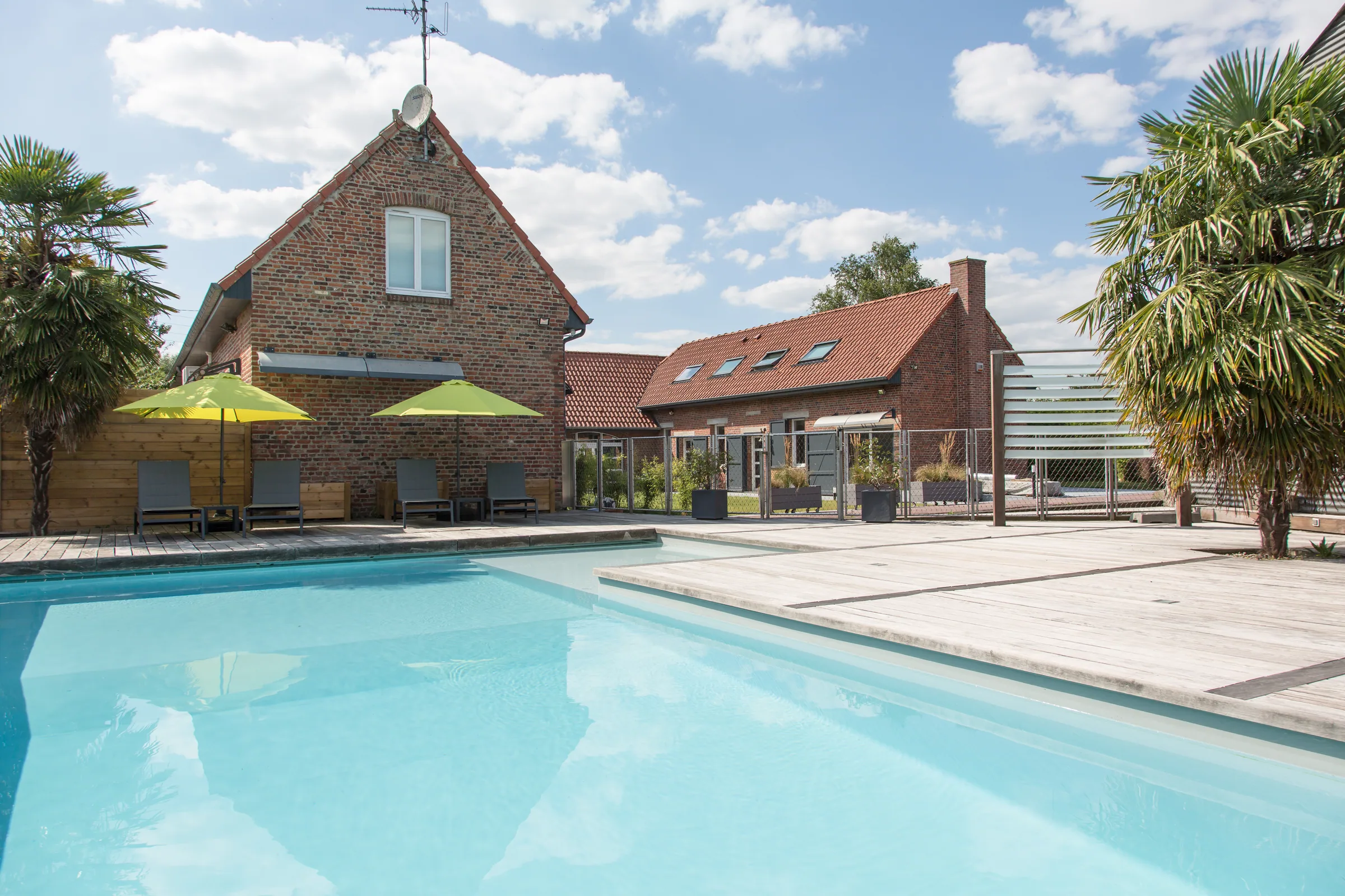 La piscine de Maison La Vesée, vue sur le bassin avec la Maison en arrière-plan