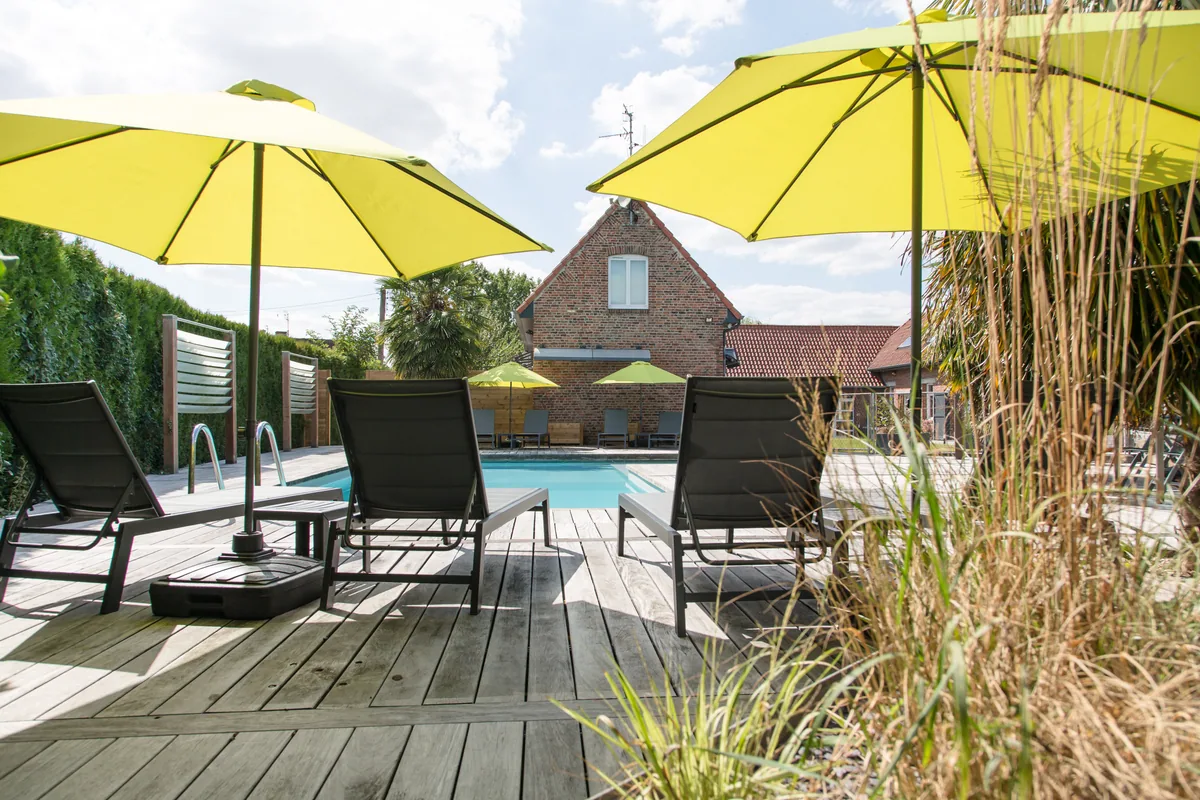 La piscine de Maison La Vesée, vue sur les transats avec le bassin en arrière-plan