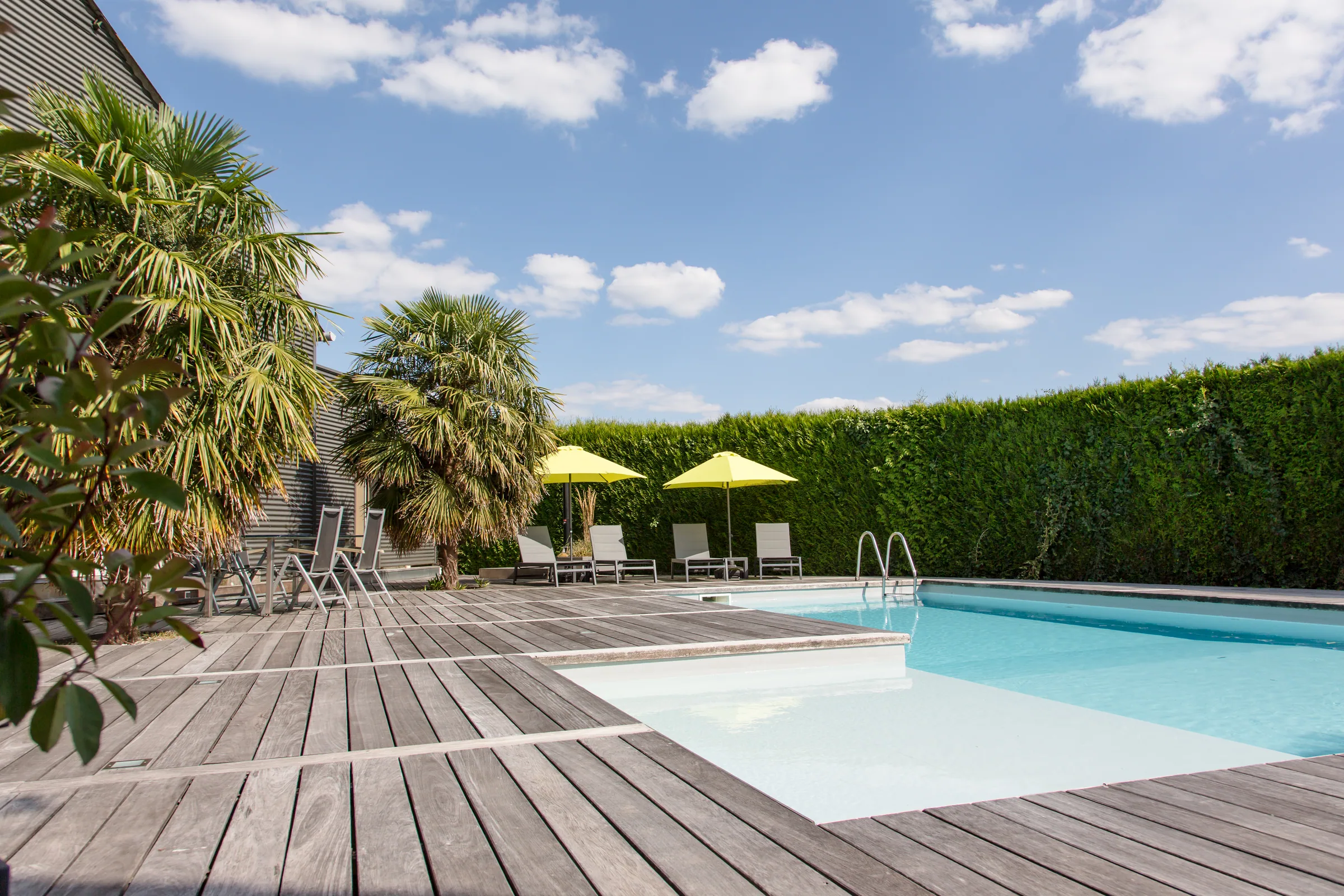 Maison La Vesée, bassin de la piscine extérieure chauffée ensoleillé