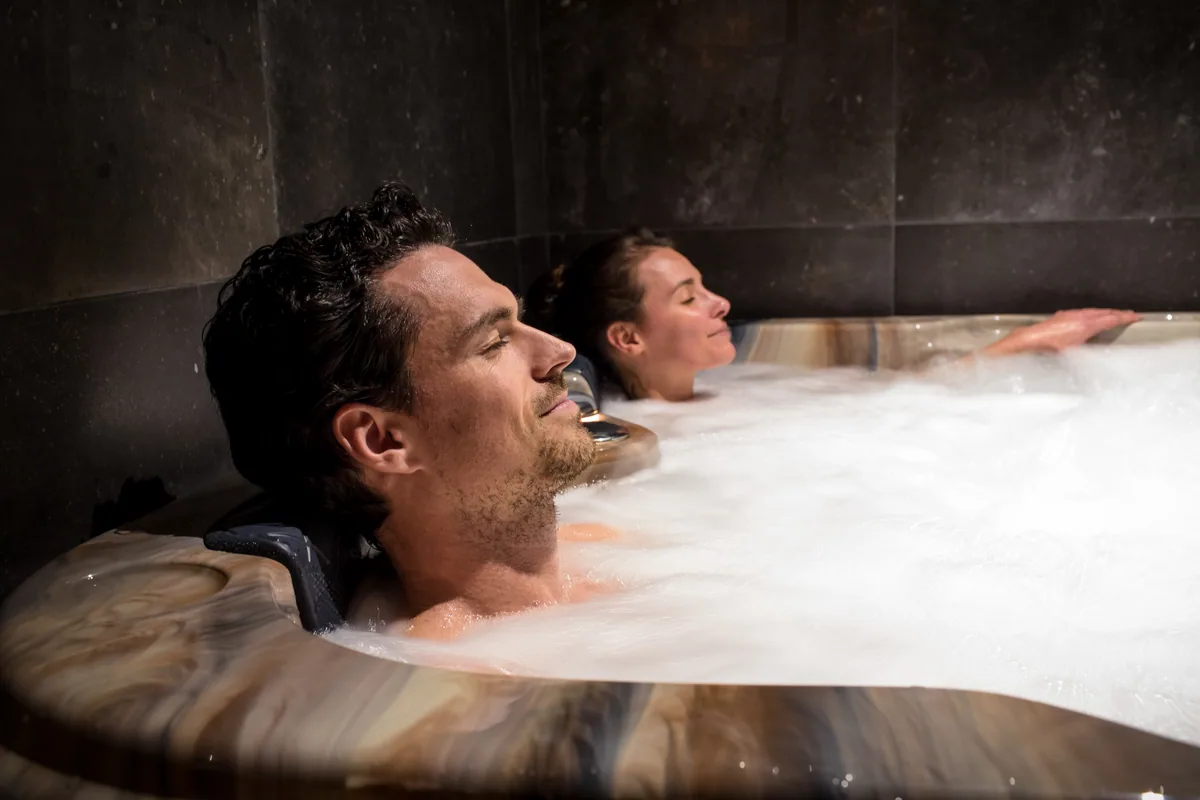 L'Espace bien-être de Maison La Vesée, le bain à remous, séance avec deux personnes dans l'eau