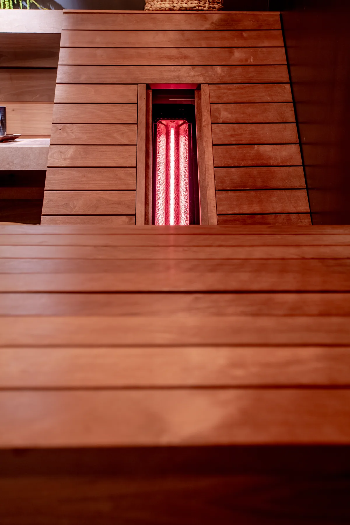 L'Espace bien-être de Maison La Vesée, gros plan sur le bois des fauteuils et le panneau rayonnant incorporé