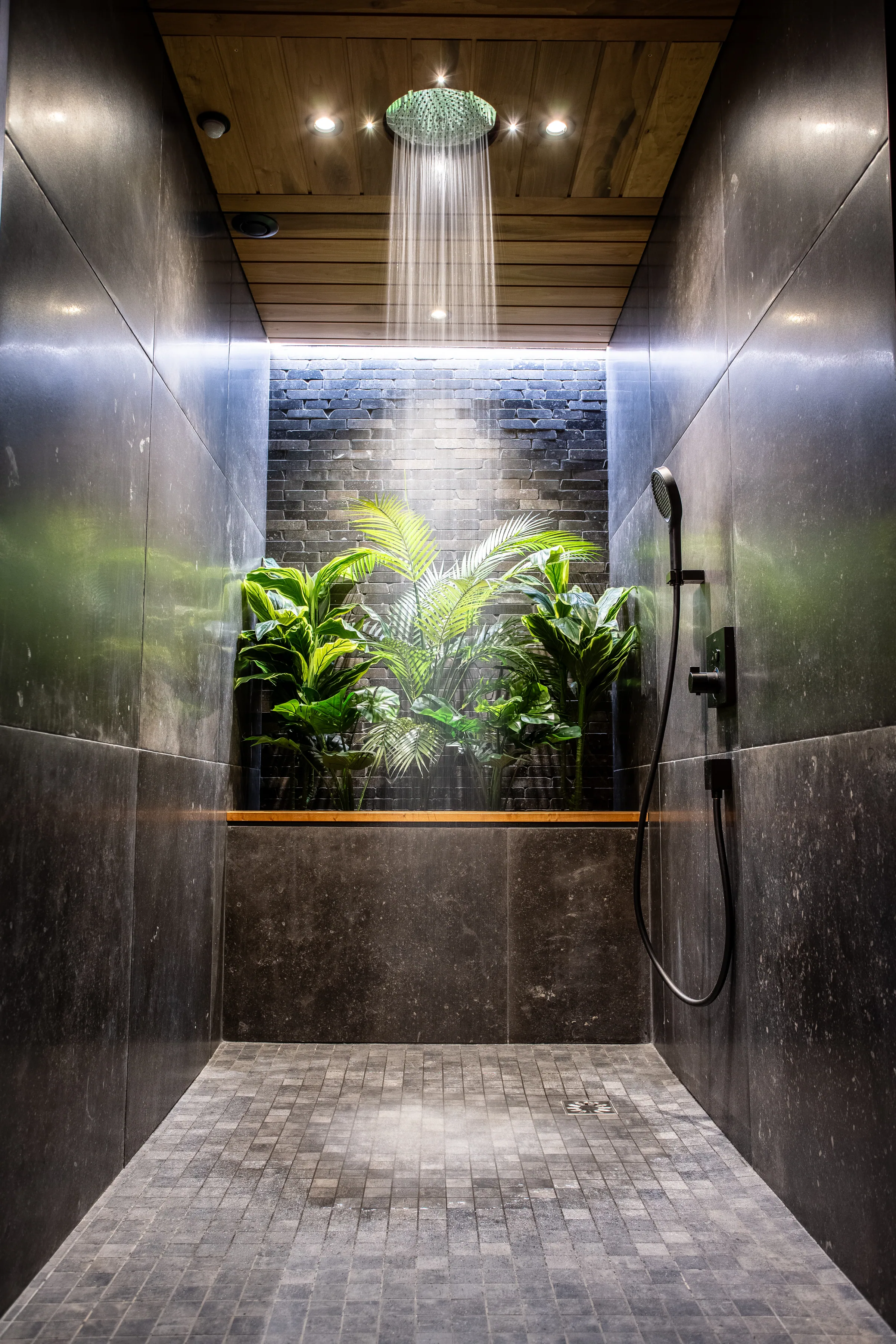 L'Espace bien-être de Maison La Vesée, la douche tropicale avec ciel de pluie