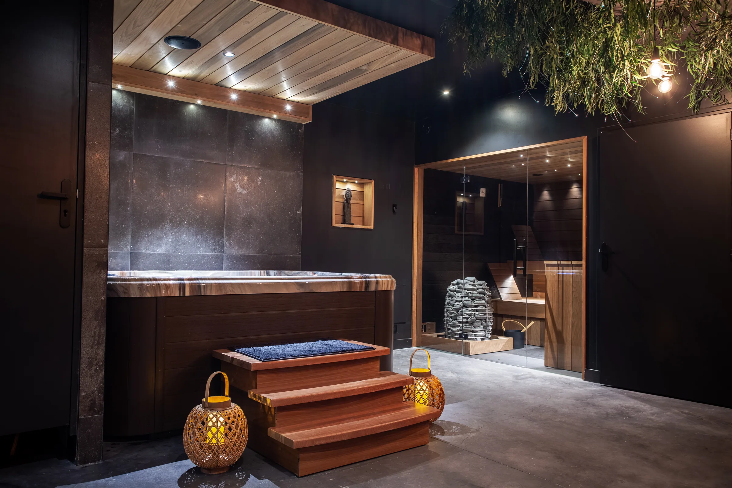 L'Espace bien-être de Maison La Vesée, le bain à remous avec le sauna en arrière-plan