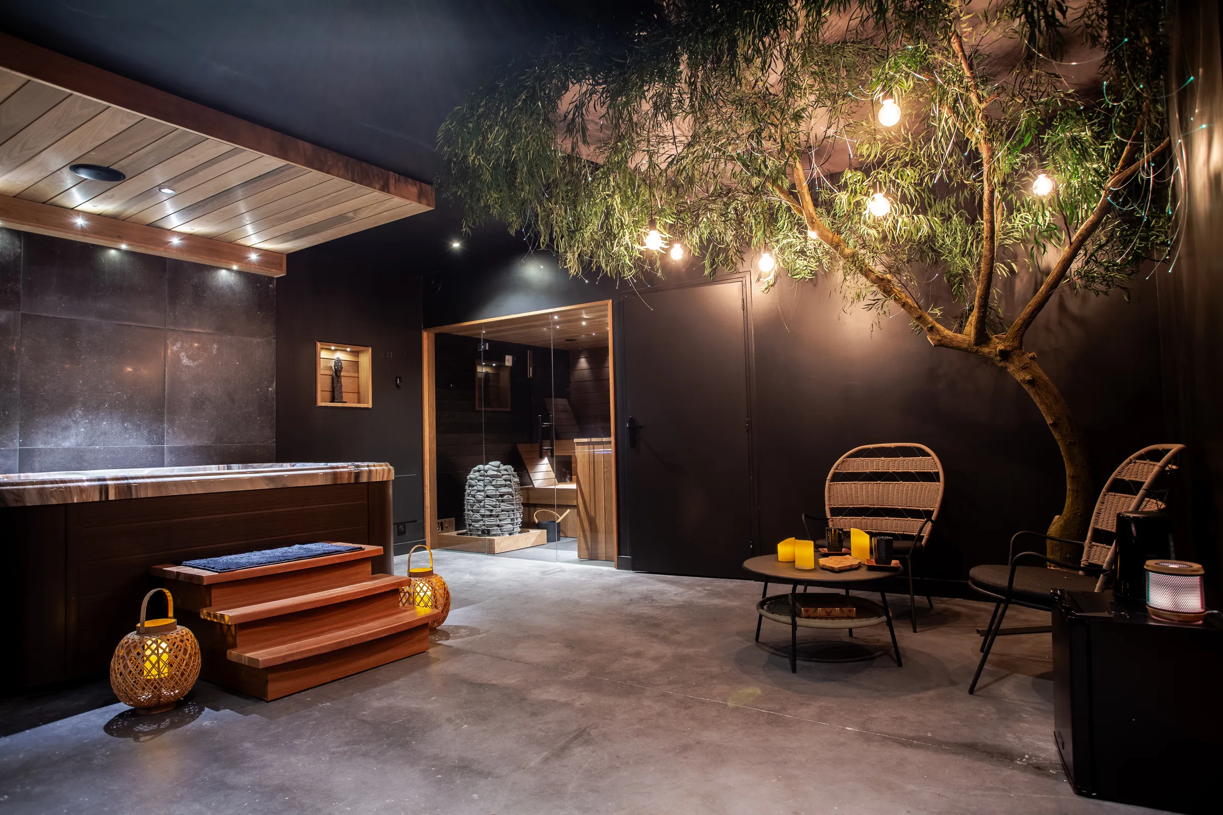 L'Espace bien-être de Maison La Vesée, vue d'ensemble sur le bain à remous, le sauna et le coin tisanerie